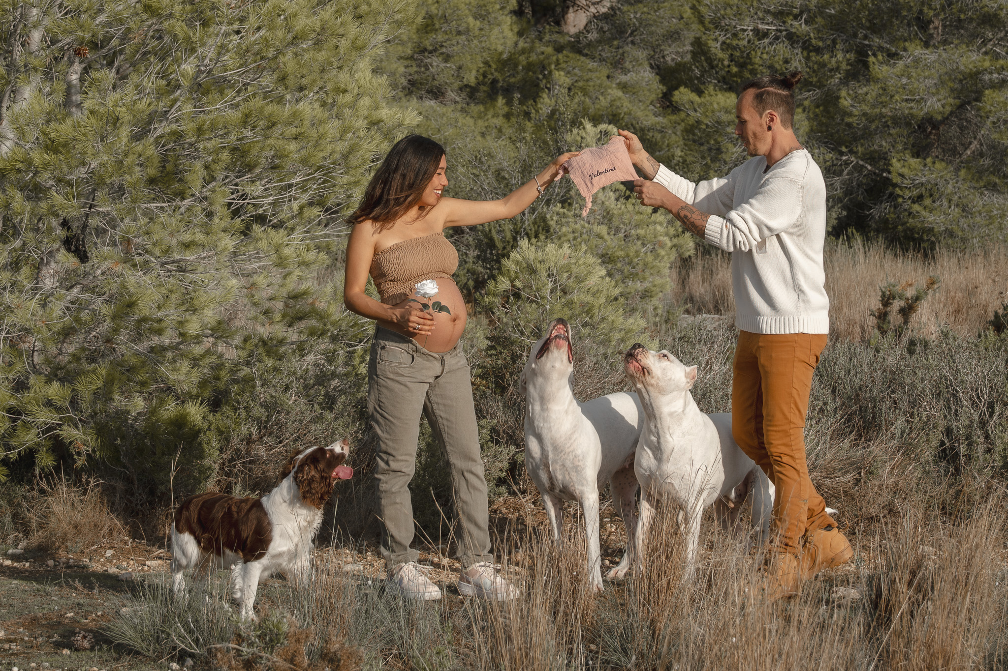 Valeria y su familia preparando la llegada de su hija junto a sus perros