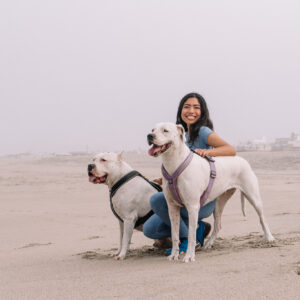 Valeria Ayvar junto a dos de sus perros en la playa