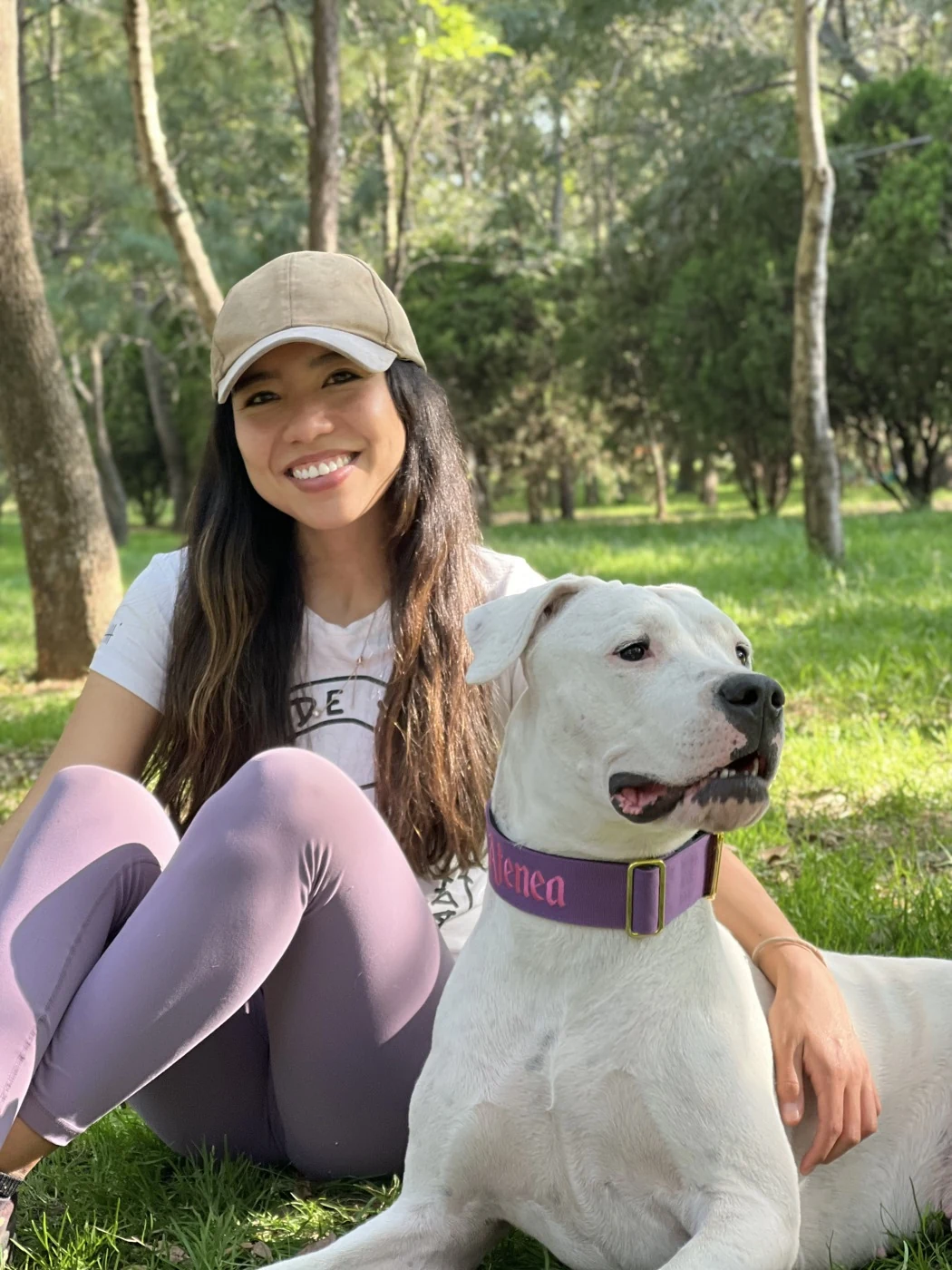 Valeria Ayvar junto a su perro en el bosque